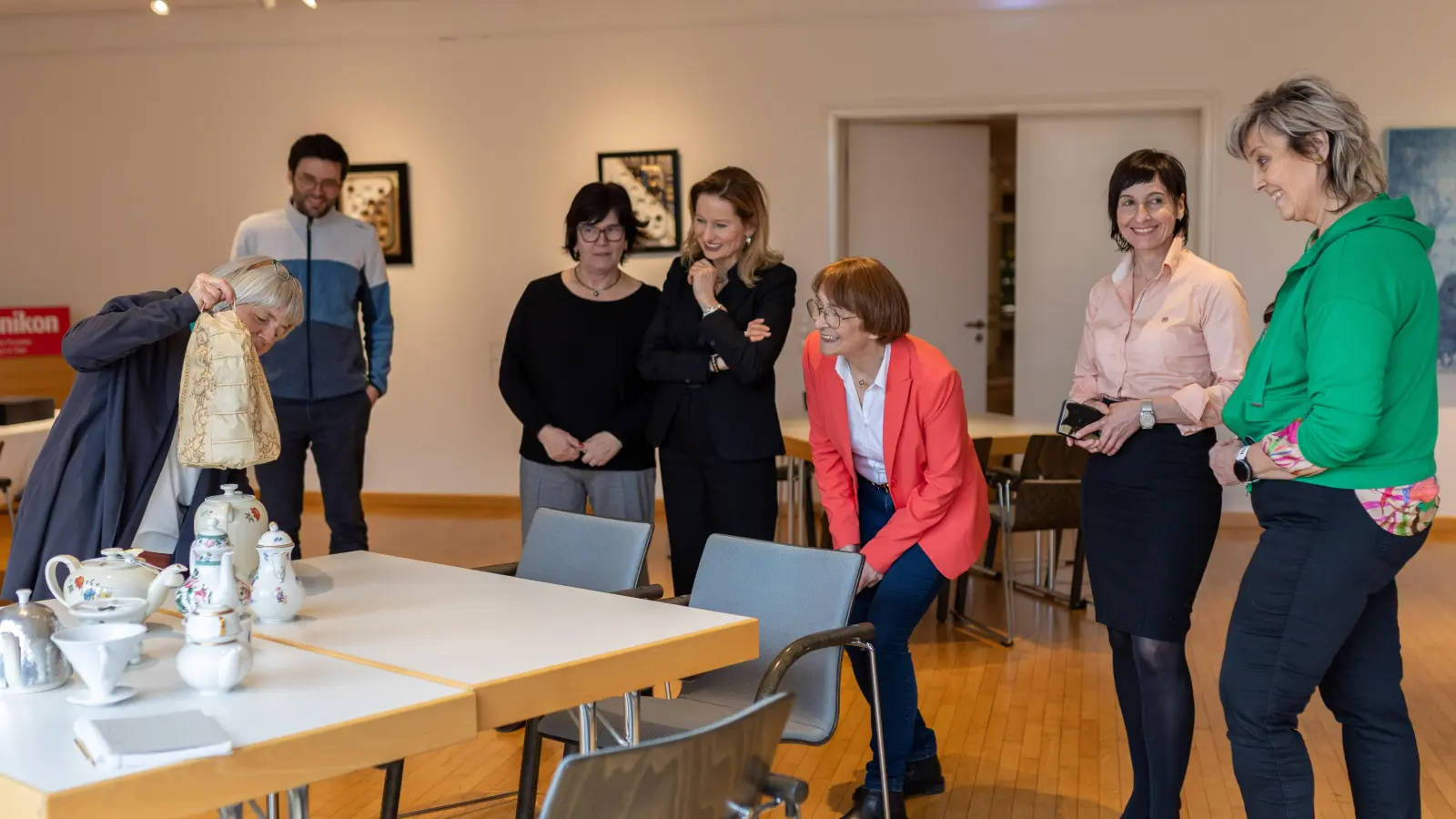 Mit dabei vom Porzellanikon: Christine Roth, Gästeführerin, Tobias Hornig, Museumspädagoge, Petra Werner, Hauptkuratorin und Anna Dziwetzki, Direktorin, Beate Hartmann, Curatorium Altern gestalten, Ute Hopperdietzel, Fachstelle für Demenz und Pflege Oberfranken sowie Andrea Reisinger vom Mehrgenerationenhaus Wunsiedel. (Bild: Anette Kilian)
