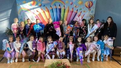 Klasse 1f der Albert-Schweitzer-Schule mit ihrer Klassenlehrerin Frau Steffi Scheiber (Bild: Petra Bayer)