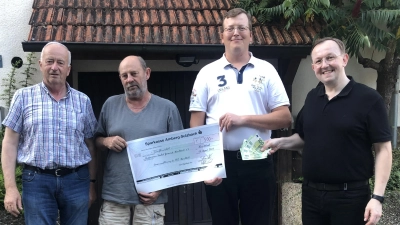 von links: Gerhard Haller, Günther Pürner und Christian Ludwig vom Förderverein Freibad Hirschbach und Thorsten Stöwsandt (Bild: Pauline Regler)