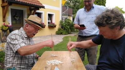 Da ist Fingerspitzengefühl gefragt: Karl Ruhland und Thomas Lottner probieren, ob sich das Spiel für die Fahrradorientierungsfahrt eignet. (Bild: Jasmin Brandl)