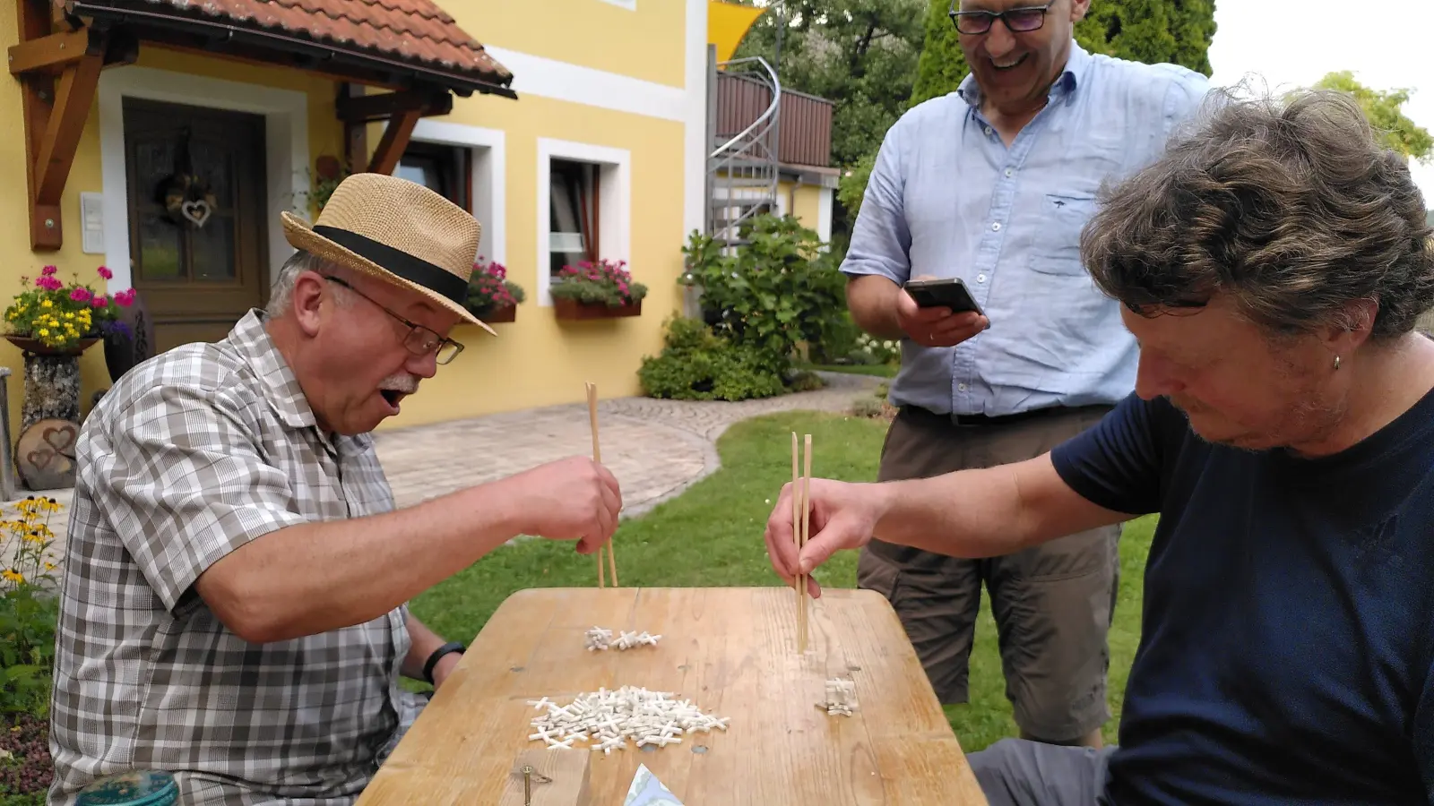 Da ist Fingerspitzengefühl gefragt: Karl Ruhland und Thomas Lottner probieren, ob sich das Spiel für die Fahrradorientierungsfahrt eignet. (Bild: Jasmin Brandl)