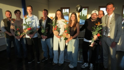 Bürgermeister Ernst Schicketanz(Rechts) und sein Stellvertreter Dominik Baschnagel überreichten den Absolventen und Absolventinnen Blumen und ein Geldgeschenk. (Bild: Johann Adam)