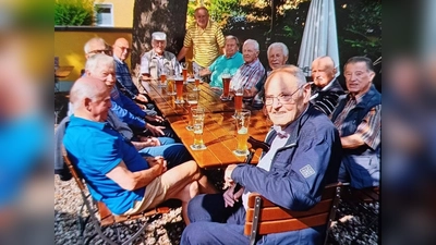 Jubiläumsstammtisch der Lokführer im Biergarten Naber. (Bild: Ludwig Exner)