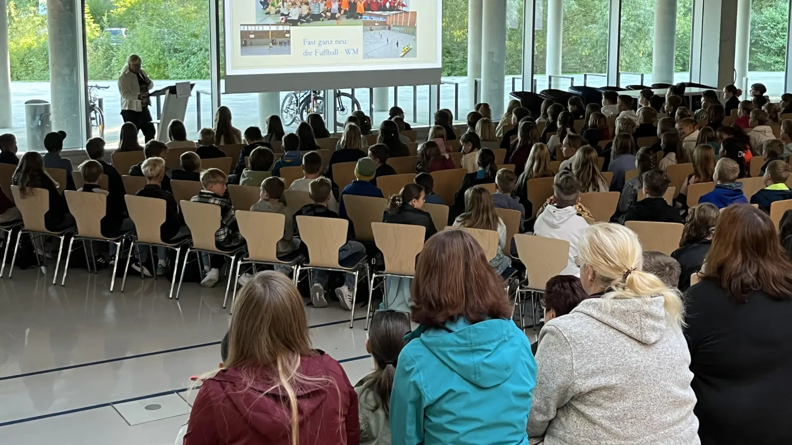 Gespannt verfolgten die neuen Fünftklässler mit ihren Eltern den Bildervortrag über das vielfältige Schulleben an der Realschule am Tor zur Oberpfalz. (Bild: Alexander Licha)