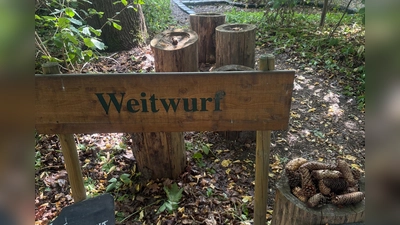 Zapfen-Weitwurf-Station im Kloster- und Naturerlebnisgarten (Bild: Andrea Wührl)