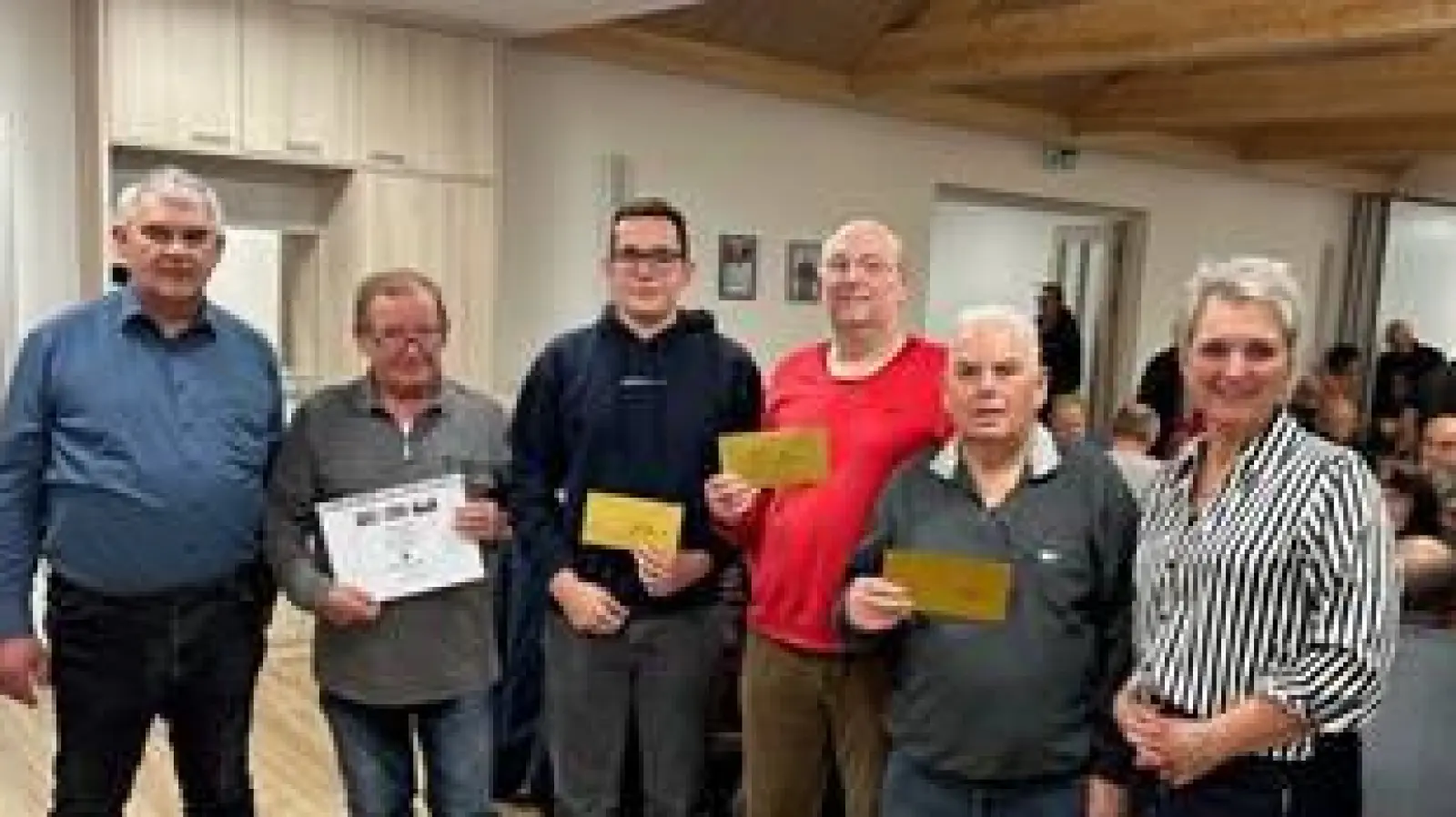 Die Organisatoren und die Gewinner des Preisschafkopfs in Vohenstrauß. Von links nach rechts: Manfred Bauer, Sprecher des Pfarrgemeinderats, Rudolf Bäumler, Gewinner der Berlin-Reise, Daniel Reindl aus Waldau, Bernd Wolf aus Hersbruck, Heinrich Frischholz aus Altenstadt und Petra Hager, die Leiterin des Preisschafkopfs im Pfarrheim in Vohenstrauß. (Bild: Heiner Reber)