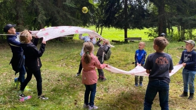 Der Ball fliegt beim Deckentennis (Bild: Anna Zwaschka)