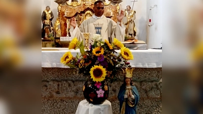 Pfarrer John Subash Vincent feierte mit den Gläubigen das Hochfest Mariä Himmelfahrt in der Katholischen Pfarrkirche Floß (Bild: Christina Kreuzer)