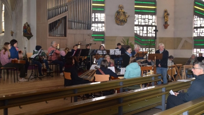 Die Mitwirkenden bei der musikalischen Passionsandacht in der Gebenbacher Pfarrkirche unter der Gesamtleitung von Rita Butz (Mitte mit blauen Schal) (Bild: Wolfgang Schöpf)
