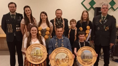 Die neuen Würdenträger der Kastler Sportschützen – Schützenliesl Maria Kausler, Schützenkönig Stefan Baumann und Jugendkönig Nico Manze (vorne von links). Stellv. Sportleiter Michael Buchbinder, Sophia Miedel, Luisa Stahl, Michael Schwarz, Bastian Wöhrl, Hanna Baumann und Vorsitzender Wolfgang Raps (hinten von links). (Bild: Wolfgang Raps )