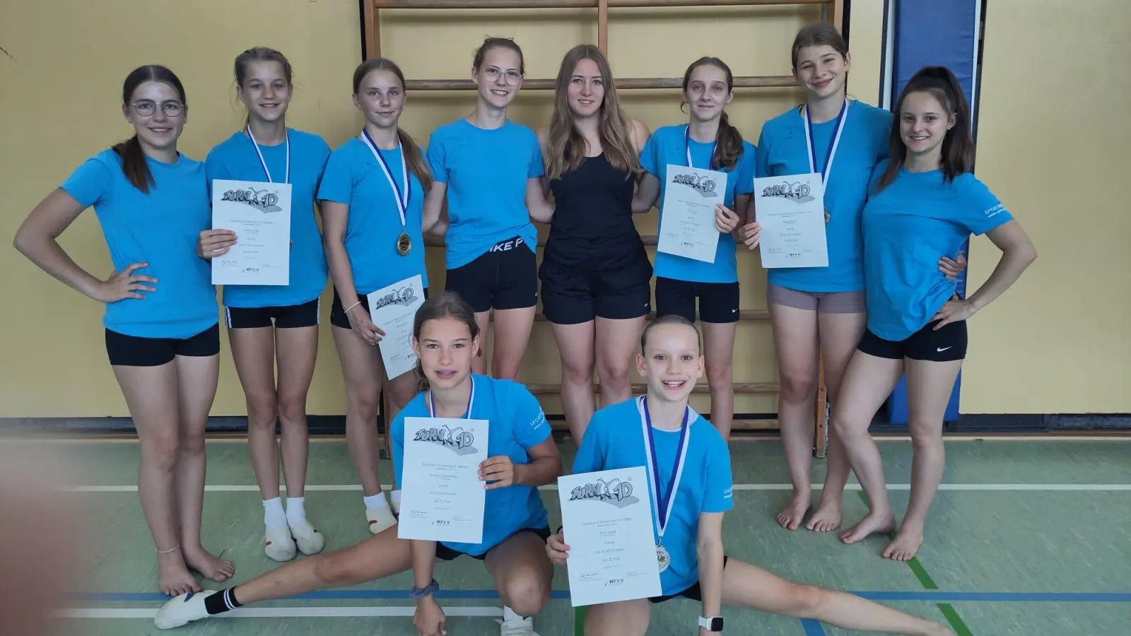 Hinten vl: Leni Härtl, Emma Walz, Maria Günzl, Myriam Spörer, Jana Fuchs, Lilli Fuchs, Jalia Menner, Alina Spies <br>vorne vl.: Emma Fleischmann und Nele Jäger (Bild: Beate Kellner)