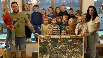 Kindergartengruppe Schmetterlinge mit ihrer Panorama Stadtkarte  (Bild: Jessica Winklmann)