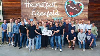 Die Vereinsvorstände und die Ausschussmitglieder für das Heimatfest mit dem Scheck über 3000 Euro für Renovierungsarbeiten an der Ehenfelder Schule. (Bild: Fritz Dietl)