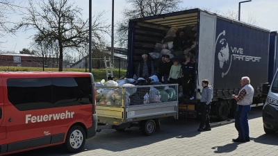 Hinter dem Feuerwehrgerätehaus wurden die durch die Kameradinnen und Kameraden gesammelten Altkleider auf einen LKW verladen.  (Bild: Lukas Fenzl)
