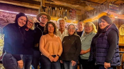 Mitglieder der Vorstandschaft und des Festausschusses trafen sich in Thansüß. Von li. n. re. Sue Ann Uebel, Petronilla Greiner, Reinhard Graf, Carola Wölfl, Eduard Jacob, Janine, Udo Greiner, Angelika Jacob, Heidi Stengel.  (Bild: Sue Ann Uebel )