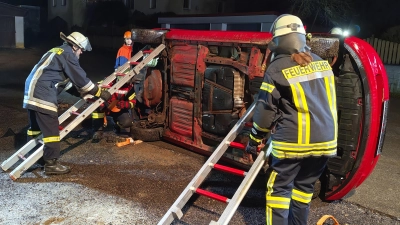 Der Unfallwagen wird stabilisiert. (Bild: Markus Kindl)