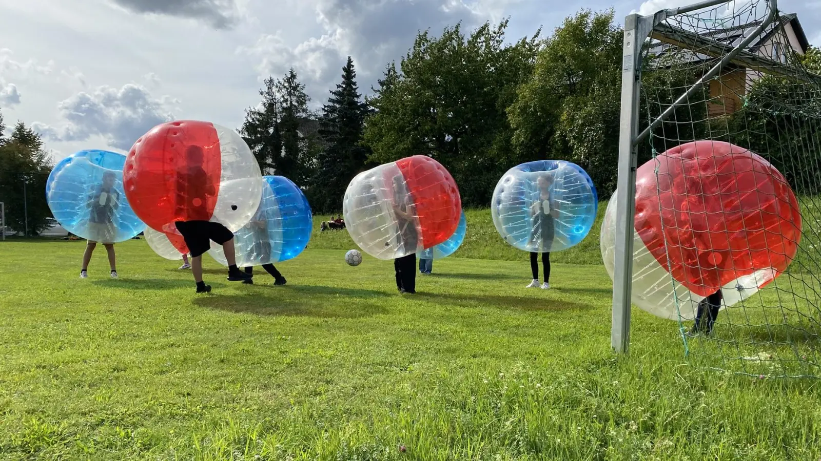 Eine runde Sache: Das Bubble-Soccer-Turnier der Ministranten Nabburg.  (Bild: Raphael Haubelt)