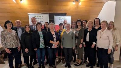 Die neugewählte Vorstandschaft der Frauen-Union mit den Ehrengästen. Hintere Reihe: CSU-OV Georg Götz (2. v. links), MdL Dr. Harald Schwartz (3. v. links), Bürgermeister Bernhard Lindner (6. v. links). Vordere Reihe: Ingrid Kurz (rechts), Renate Amrhein (4. v. rechts). (Bild: Margit Köpnick)