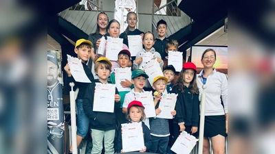 Strahlende Sieger - Die 14 teilnehmenden Kinder und Jugendlichen des Golfclubs Stiftland mit ihrer Jugendwartin Monika Arbter-Hubrich (Bild: Katerina Filkova)