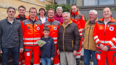 Spendenübergabe der Siedlergemeinschaft Parkstein an die Helfer vor Ort. (Bild: Jakob Dorner)