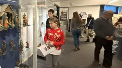 Schüler der 10M zu Besuch bei der Mitterteicher Krippenausstellung im Porzellanmuseum. (Bild: Katrin Weber)