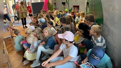 Begrüßung der Kinder in der Bücherei (Bild: Manuela Irlbacher)
