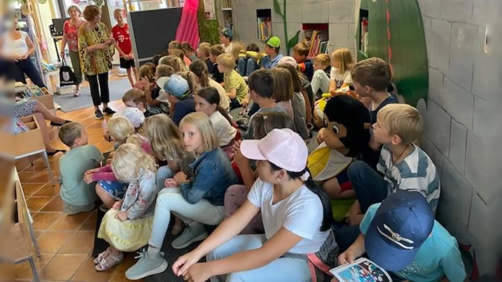 Begrüßung der Kinder in der Bücherei (Bild: Manuela Irlbacher)
