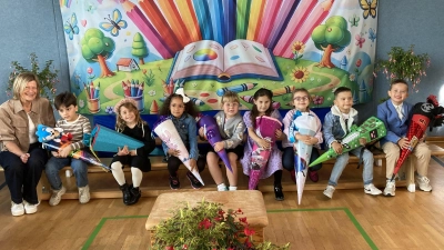 Klasse 1c der Albert-Schweitzer-Schule mit ihrer Klassenlehrerin Frau Elisabeth Kneidl  (Bild: Petra Bayer)