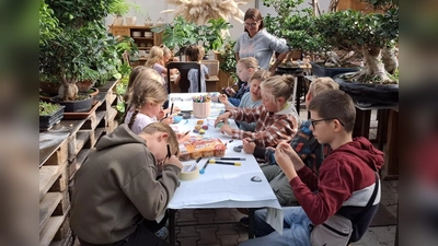 Viel Mühe gaben sich die Kinder beim Basteln beim Ferienprogramm des Verein Bonsai (Bild: Isabell Will)