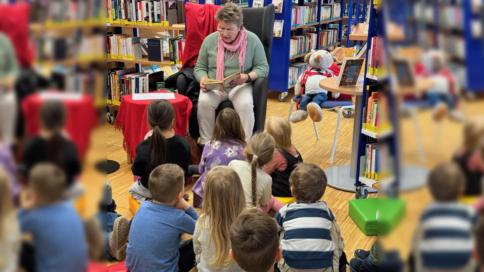 Kinder lauschen der vorgelesenen Geschichte (Bild: Elisabeth Graßler)