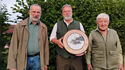 Überreichung der „Keilerscheibe”, von links: Hegegemeinschaftsvorsitzender Helmut Übelacker, Norbert Helgert und Norbert Fleißner (Bild: Christian Übelacker)