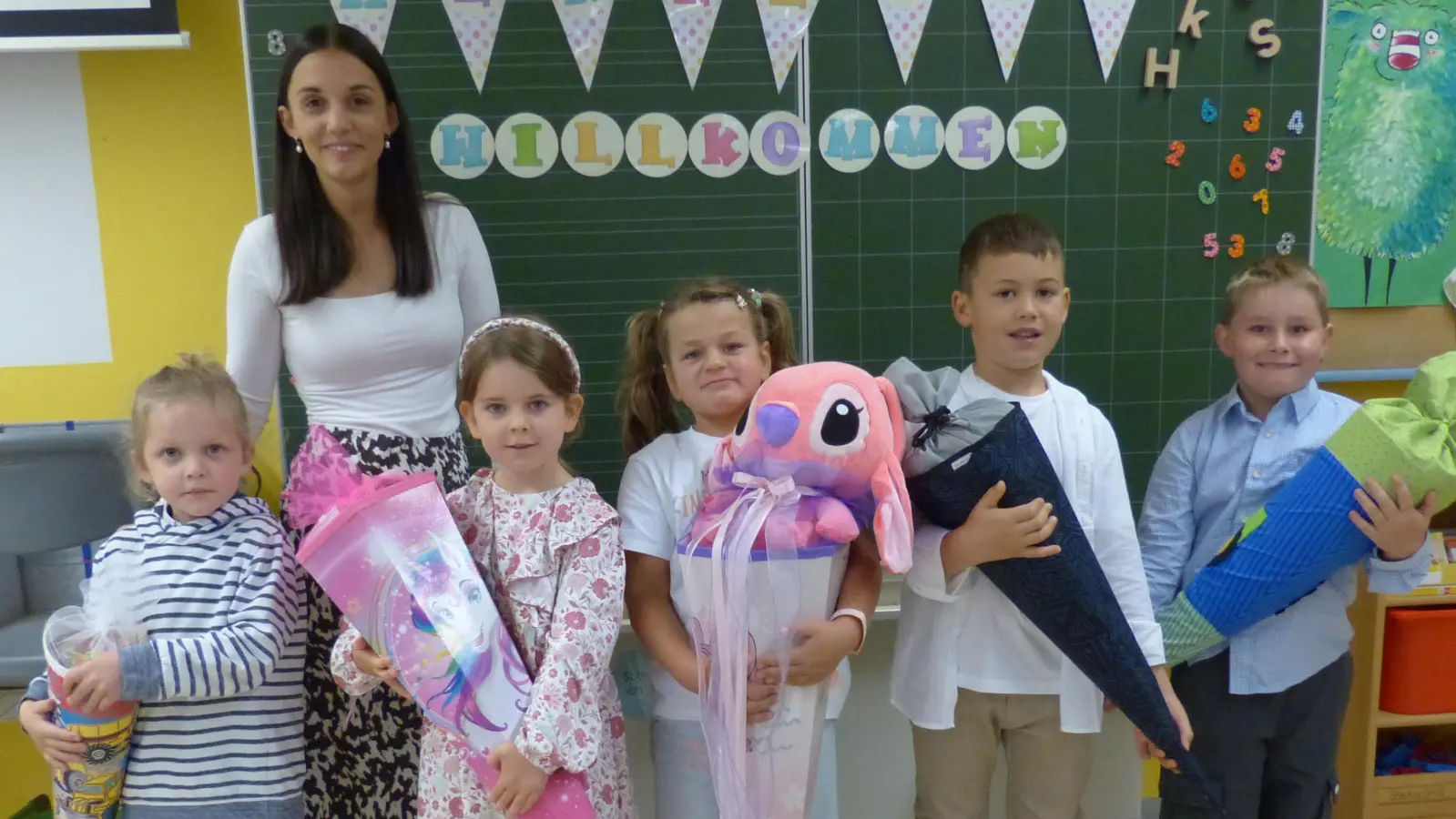 Für drei Mädchen und zwei Jungs war es der erste Schultag  (Bild: Sieglinde Schärtl)