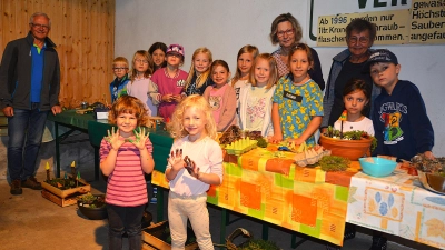 Kreativität war Trumpf beim Ferienprogramm des Obst- und Gartenbauvereins. Links der Vorsitzende Roland Maier, der den Verein noch kommissarisch bis Mitte November leitet. (Bild: Fritz Dietl)