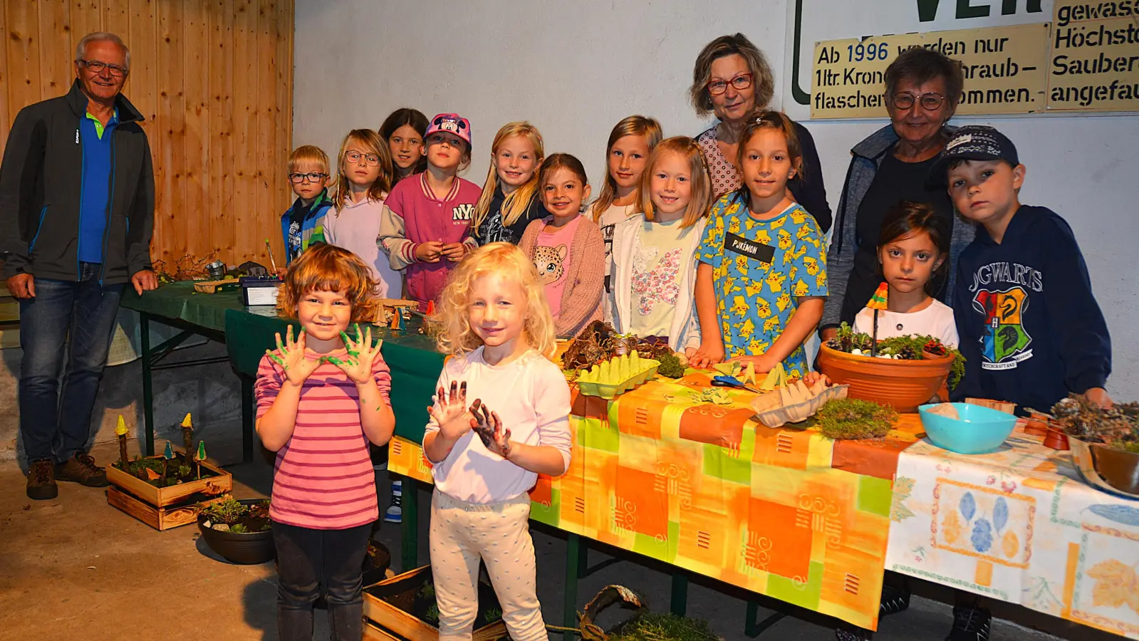 Kreativität war Trumpf beim Ferienprogramm des Obst- und Gartenbauvereins. Links der Vorsitzende Roland Maier, der den Verein noch kommissarisch bis Mitte November leitet. (Bild: Fritz Dietl)