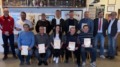 Bild: Die Geehrten des FC Dießfurt: (sitzend v.l.) Alfred Schwindl, Siegfried Binder, Stefanie Loos, Alfred Vogel, Harald Schmid (stehend v.l.) Sebastian Käs, Erwin Brüderer, Hardy Schmidt, Peter Rodler, Martin Lorenz, Stefan Breundl-Dötsch, Vorsitzender Tobias Hösl, Bürgermeister Bernhard Stangl  (Bild: Rudi Fischer)