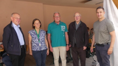 Maria Förster (2. von links) und die Eschenbacher Senioren freuten sich über den „hohen Besuch” durch (von rechts) Bürgermeister Marcus Gradl, Ruhestandspfarrer Helmut Süß, Seniorenbeauftragten Klaus Lehl und Ruhestandspfarrer Ludwig Gradl.  (Bild: Walther Hermann)