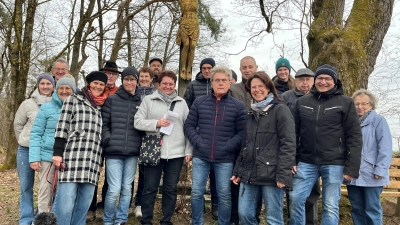 Hoch über Altendorf sind die Teilnehmer am auswärtigen Kreuzweg bei der Kreuzigungsgruppe am Kalvarienberg angekommen. (Bild: Isolde Killermann)