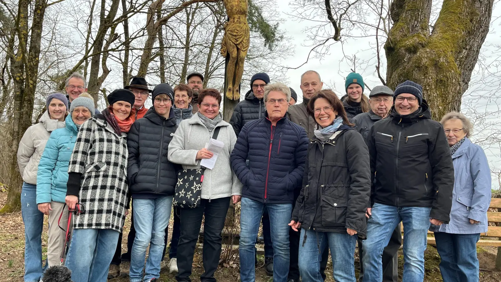 Hoch über Altendorf sind die Teilnehmer am auswärtigen Kreuzweg bei der Kreuzigungsgruppe am Kalvarienberg angekommen. (Bild: Isolde Killermann)