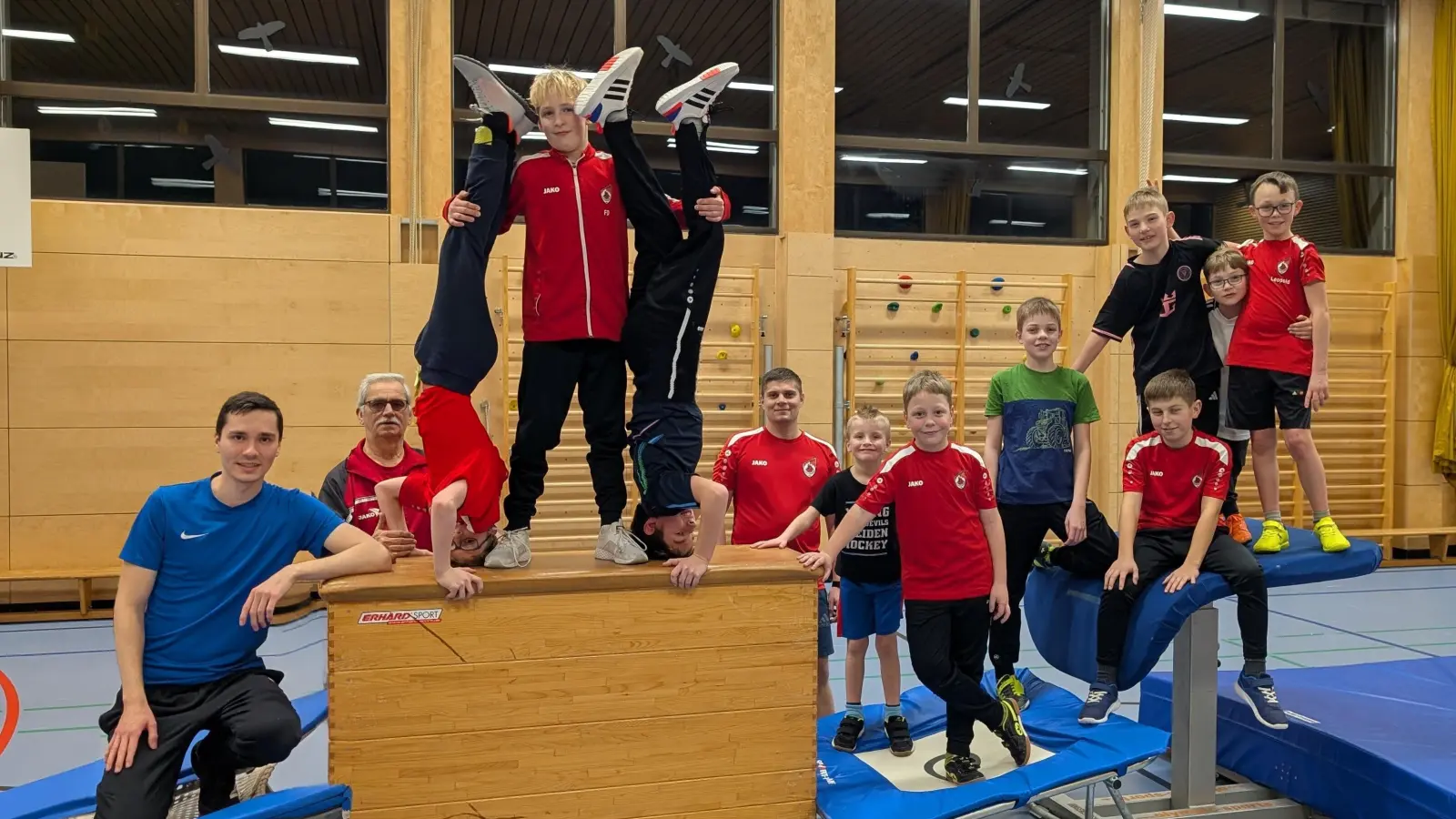Die Riege Jungen 6 bis 14 mit ihren Trainern Thomas Hertrich (6. v. l.), Josef Käs (2. v. l.) und Jonas Meiler (1. v.l.). (Bild: Carmen Memminger)
