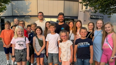 Die Teilnehmer vor dem Kino in Tirschenreuth. (Bild: Anton Dutz)