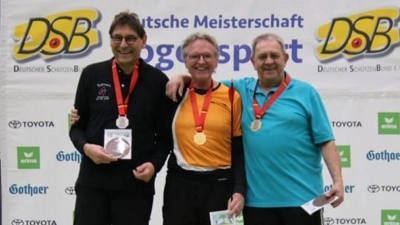 Titelgarant Hubert Schulze (Mitte) holte für die Pressather Schützengesellschaft „Eichenlaub” bei der deutschen Bogensport-Meisterschaft in Biberach eine weitere Goldmedaille. Links Vizemeister Achim Nikolaiczek aus Arolsen, rechts Drittplatzierter Georg Winter aus Ensdorf im Saarland. (Bild: Bernhard Piegsa)