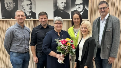 Die drei Bürgermeister der VG-Mitgliedsgemeinden Peter Neumeier (2.v.l.), Hans Prechtl (r.) und Michael Wilfahrt (l.) dankten Elisabeth Fröhlich (3.v.l.) bei einer kleinen Feierstunde im Beisein von Geschäftsstellenleiterin Kathrin Schwarz (3.v.r.) und Ina Obermeier (2.v.r.) aus der Personalverwaltung. (Bild: Georg Bauer)