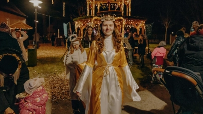 Als Kemnather Christkind 2024 war Felicia Bauer vielseitig im Einsatz – vom Geschenkeverteilen im Wintergarten bis zu zahlreichen weiteren Auftritten in der Adventszeit. Für die kommende Adventszeit sucht die Stadt Kemnath ein neues Christkind sowie Engel und einen Jungen, der den Bengel verkörpern soll. (Archivbild: Carsten Bunnemann)
