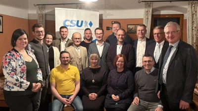 stv. Kreisvorsitzender Johannes Reger (r.) beglückwünschte die künftige Vorstandschaft um Vorsitzenden Sebastian Rosnitschek (mitte) (Bild: Hans Maenner)
