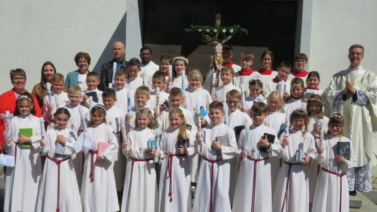 26 Mädchen und bUben traten am Weißen Sonntag in Sltenstadt an den Tisch des Herrn. (Bild: Johann Adam)
