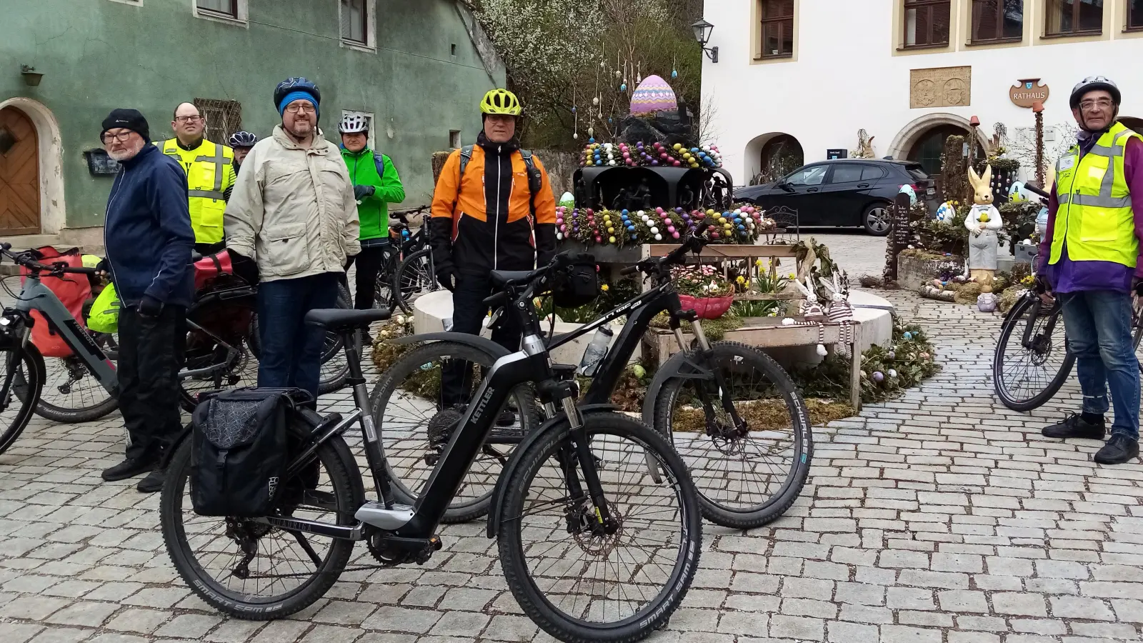 Radlergruppe, Osterbrunnen Kastl, Tourguide Franz Gerl, rechts.  (Bild: Sigrid Spies)