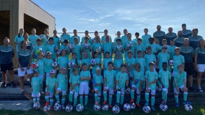 Ein Team aus 3 Frauen und 7 Männern stemmen ehrenamtlich die dreitägige Fußballschule mit 51 Kindern und Jugendlichen. (Bild: Karl Ziegler)