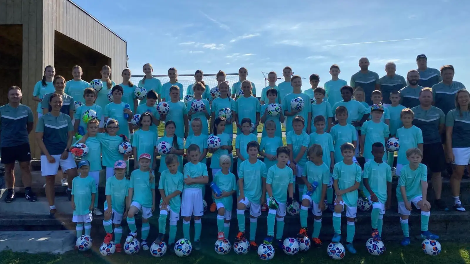 Ein Team aus 3 Frauen und 7 Männern stemmen ehrenamtlich die dreitägige Fußballschule mit 51 Kindern und Jugendlichen. (Bild: Karl Ziegler)