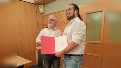 Orstvereinsvorsitzender Manuel Dippold (rechts) ehrt Mitglied Roberto Troll für 25 Jahre in der SPD (Bild: Annalisa Lehner)