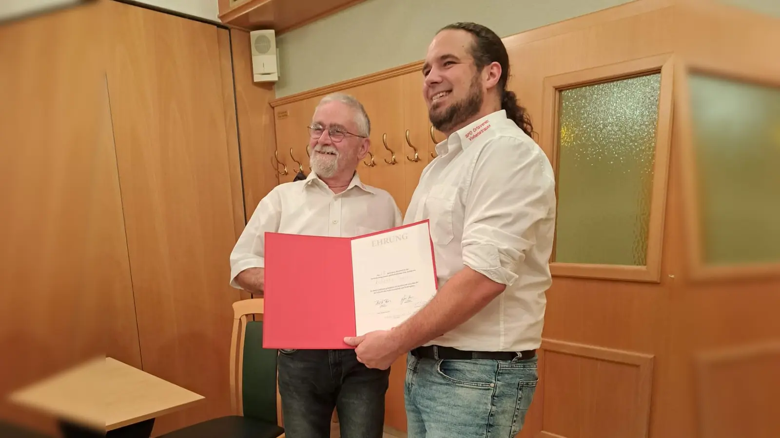 Orstvereinsvorsitzender Manuel Dippold (rechts) ehrt Mitglied Roberto Troll für 25 Jahre in der SPD (Bild: Annalisa Lehner)
